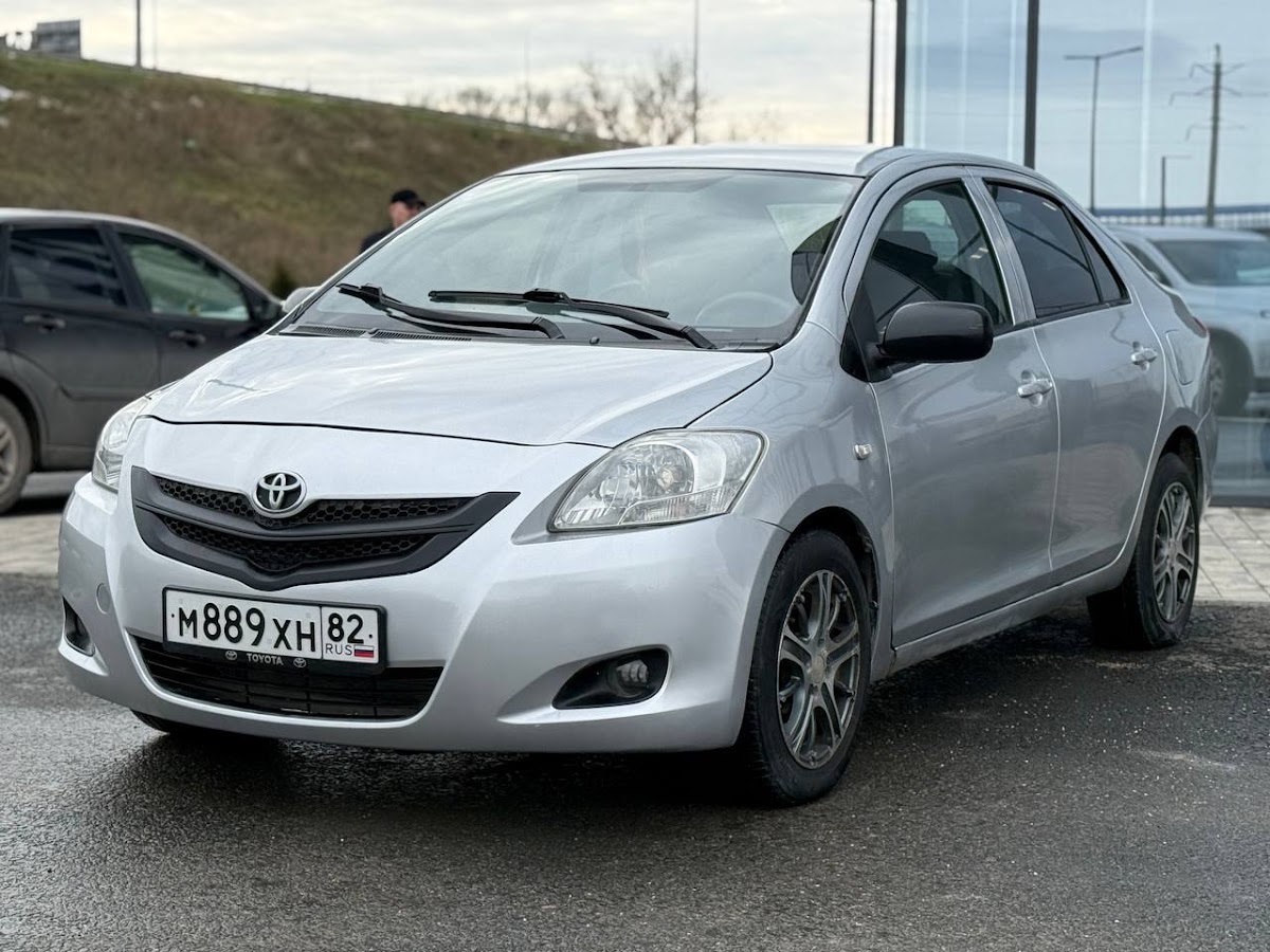TOYOTA Yaris, фото 1